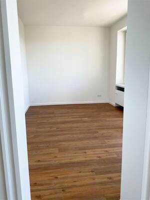 Wohngenuss & Rheinblick, frisch modernisiert mit Rundum-Panorama-Balkon, neues Bad, Gäste-WC, Aufzug – 50968 Köln – Vorschaubild 9