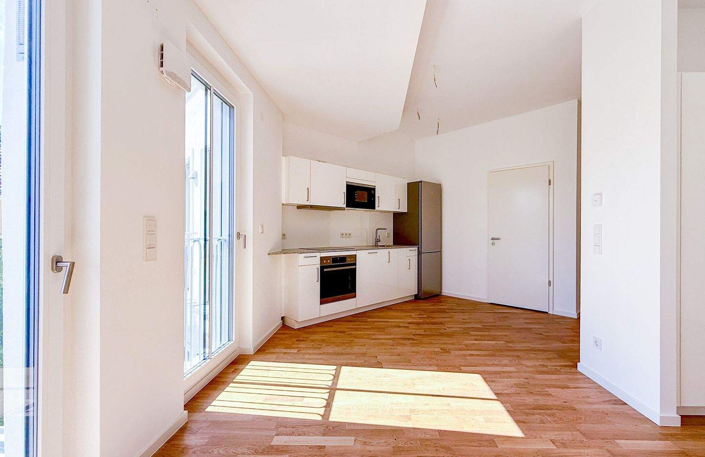 Helle, ruhige vermietete Wohnung (3,8%) zur Hofseite - sonniger Balkon mitten in der Hauptstadt – Berlin – Vorschaubild 4