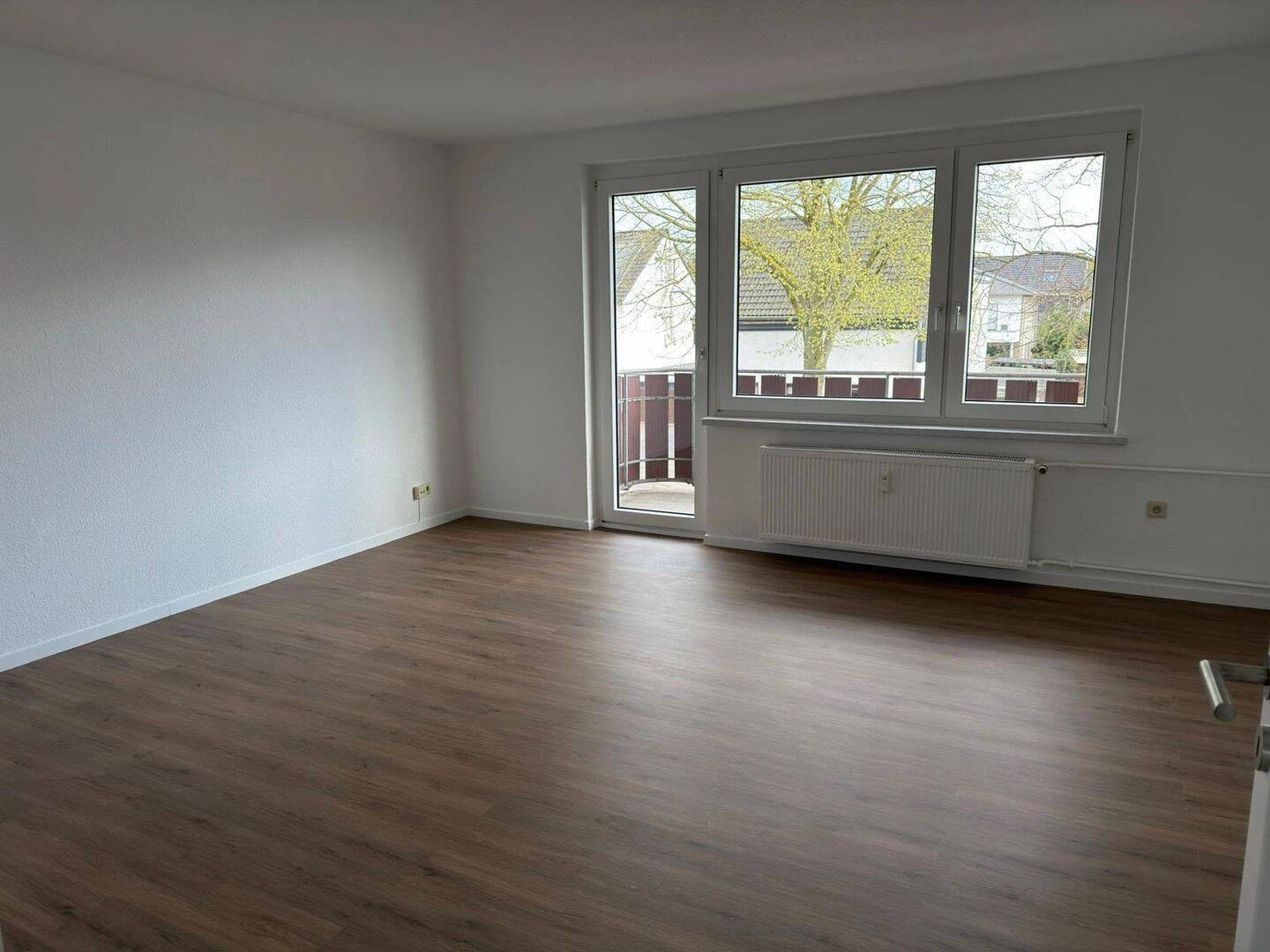 UMFANGREICH RENOVIERT! _ 3-RAUM-WOHNUNG MIT WANNENBAD, GÄSTE-WC UND BALKON IM DUISBURGER-SÜDEN! – Duisburg – Vorschaubild 3