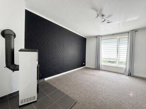 Vermietete 2-Zimmer Wohnung mit Kamin, Balkon und Außenstellplatz