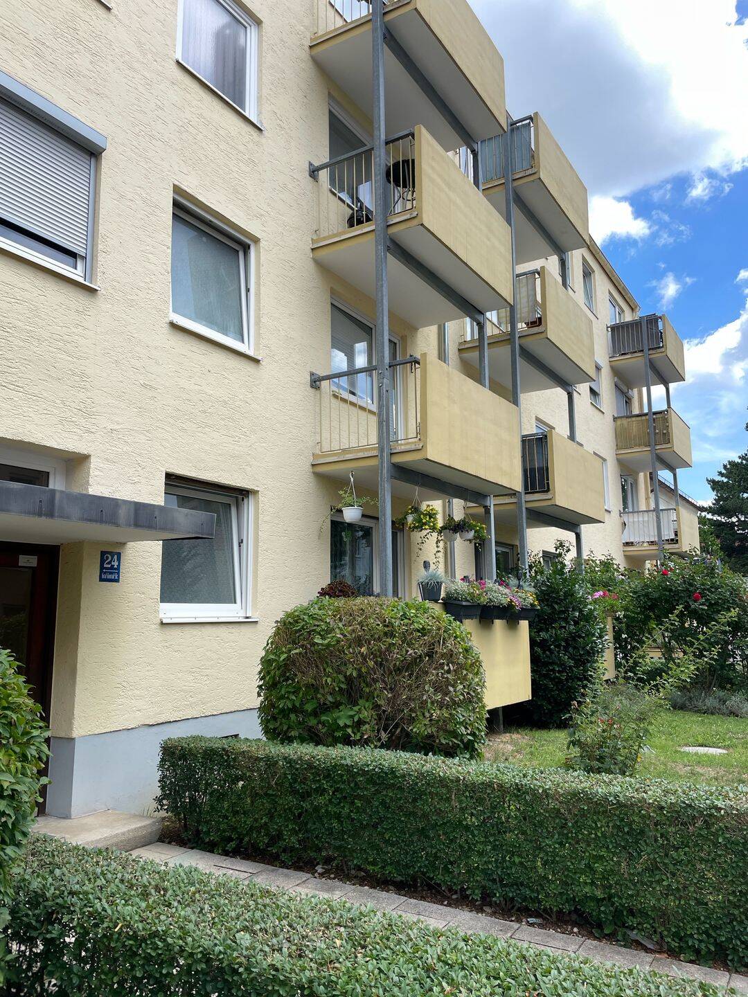 Helle Wohnung, Südbalkon, 2. Stock. WG geeignet. Einbauküche , neues Parkett.Bad mit Badewanne ab 1. August 2026 für gut 3 Jahre zu vermieten. – München – Vorschaubild 2