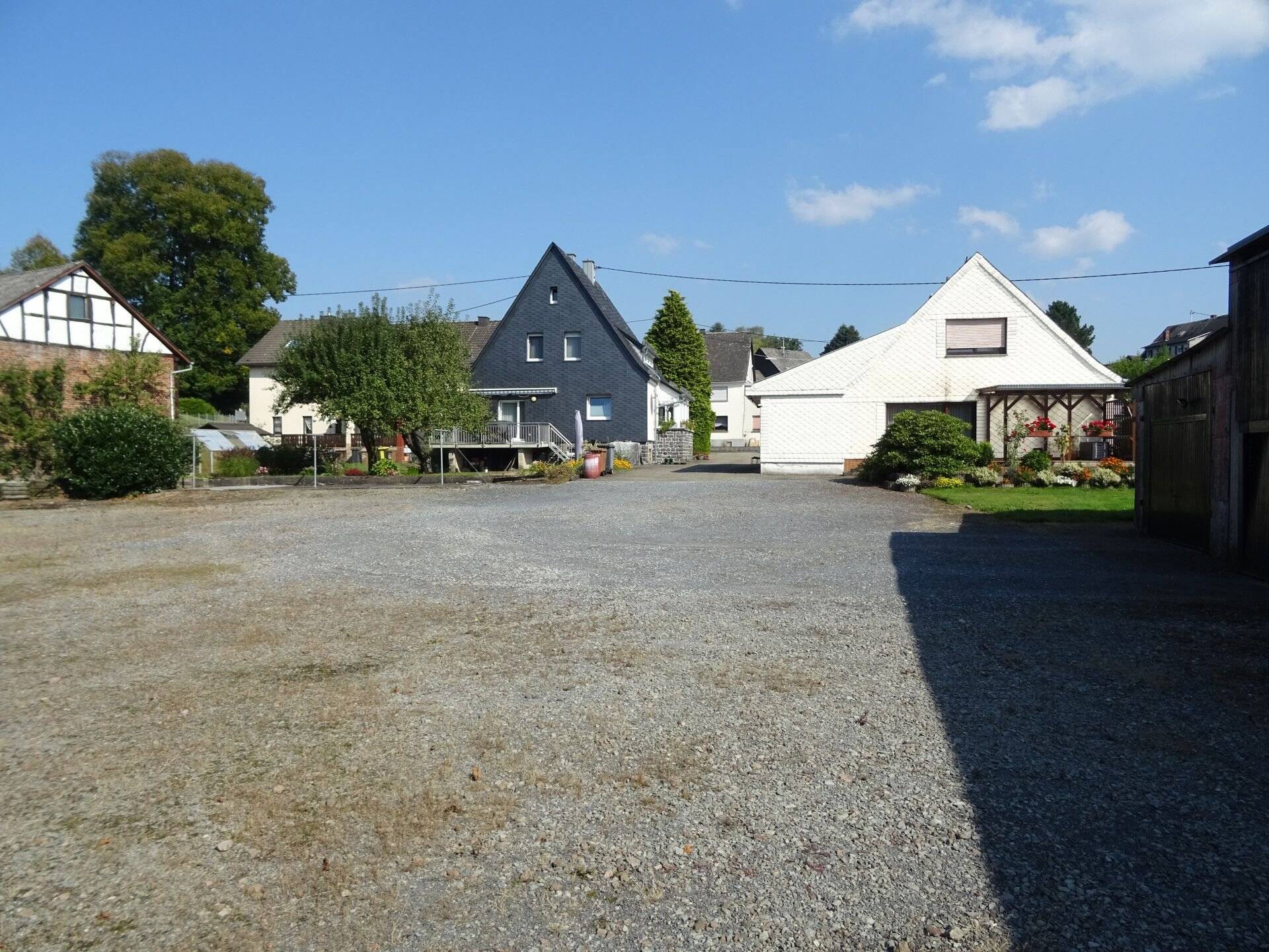 Zwei EFH,geräumige Lagerhalle u. separates Baugrundstück auf insg. 2743m² mit Investitionspotenzial! – Rückeroth – Vorschaubild 3
