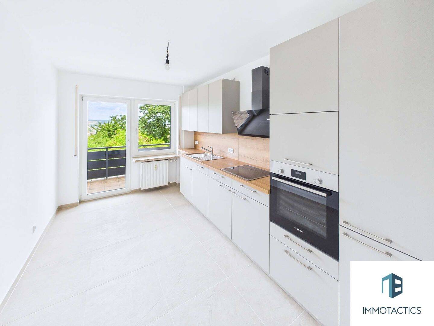 Selten am Kuhberg: 5 Zimmer, große Terrasse, Balkon und neue Einbauküche