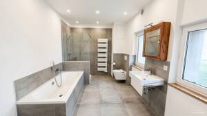 Sanierter Altbau mit Küche, Balkon und zwei Badezimmern – 91058 Erlangen – Vorschaubild 2