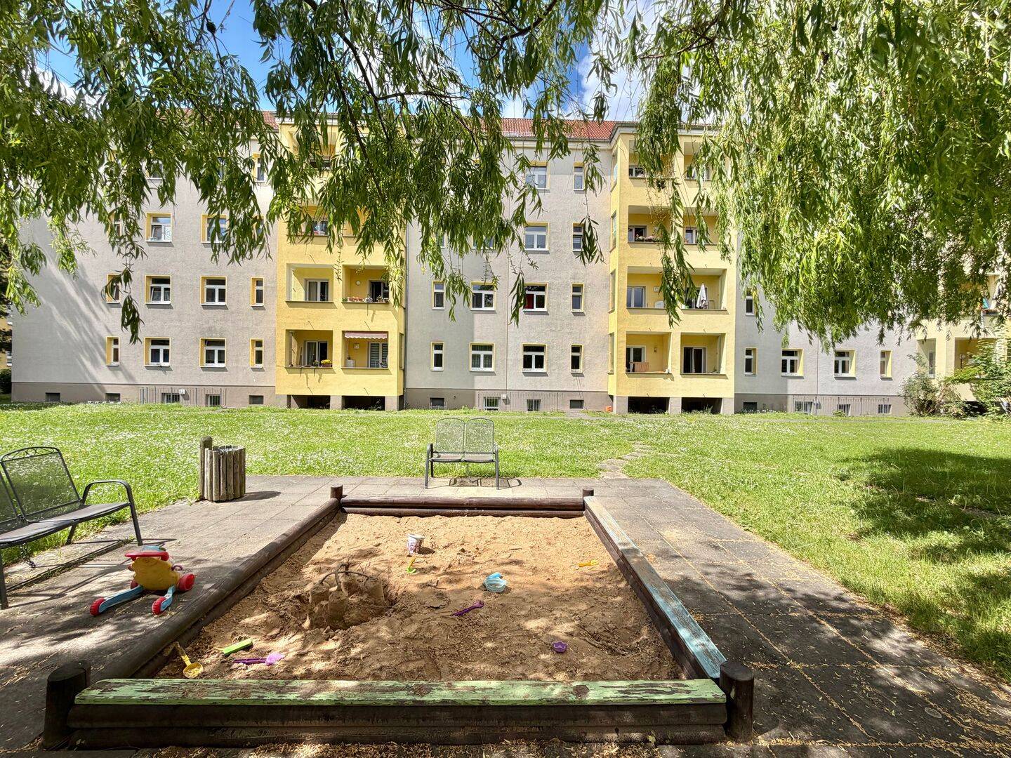 Sonnige 3-Zimmer-Wohnung mit Loggia in gefragter Wohnlage von Striesen