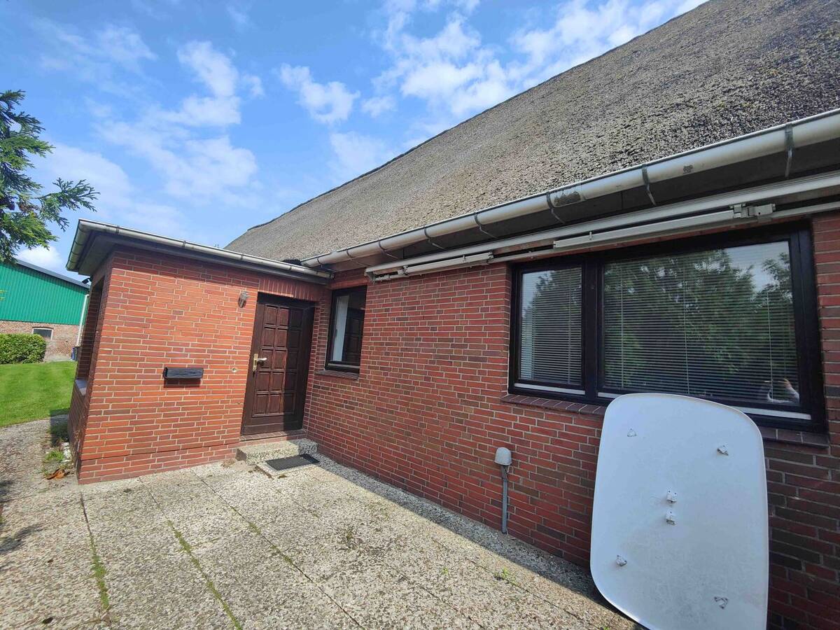 Wohnen unter Reet - Geräumige 5-Zimmer-WHG mit 2 PKW-Stellplätzen im schönen Haseldorf – 25489 Haseldorf – Bild 1 von 9