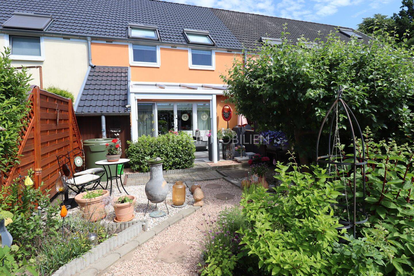 Hell und freundlich! Reihenmittelhaus in Brinckmannshöhe. Mit Carport und Ausbaureserve.