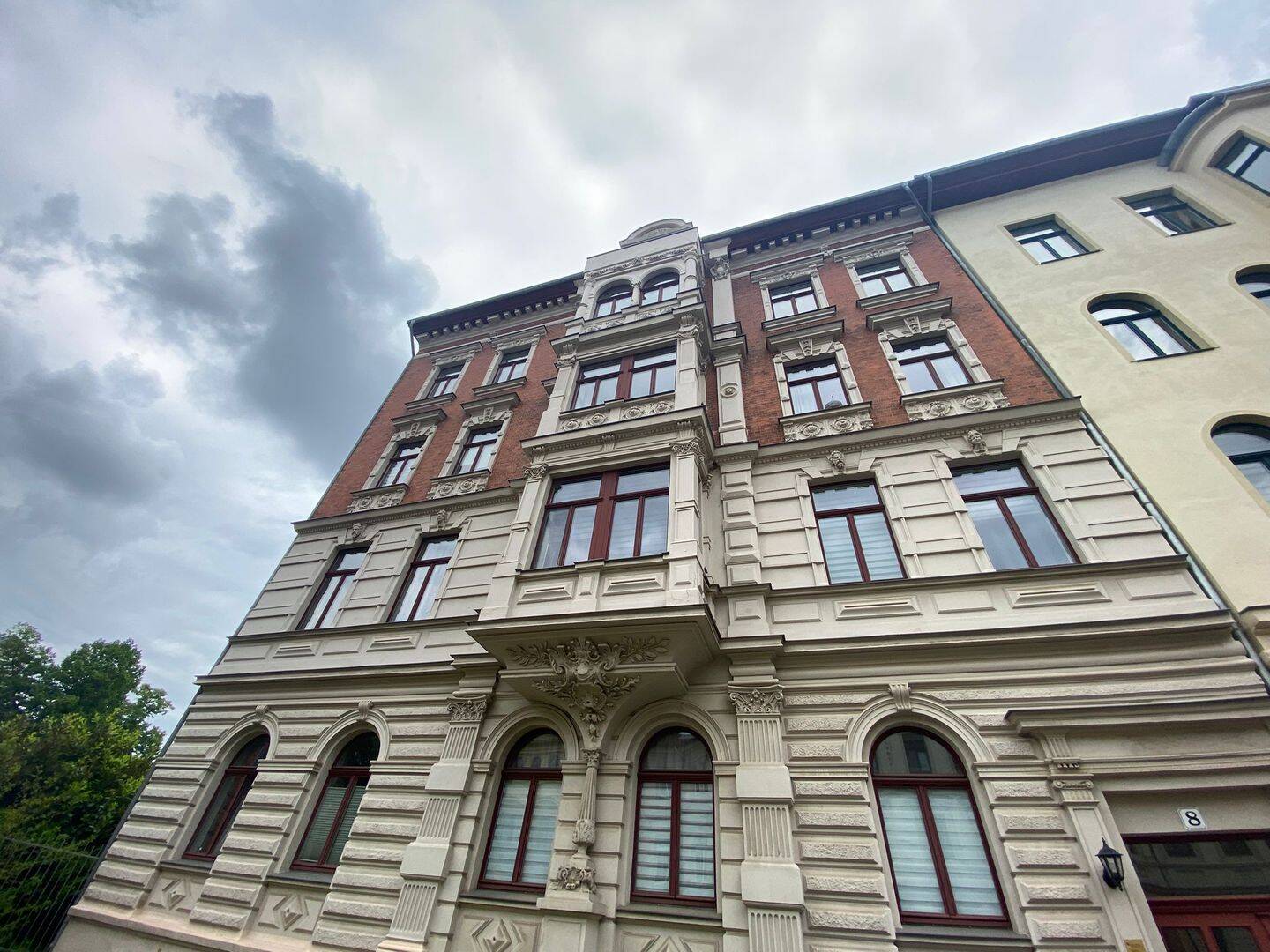Balkon, Einbauküche und Tageslichtbad mit Wanne