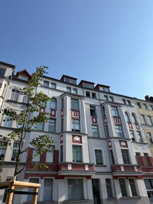 Sehr schöne u. sanierte 4-Zimmerwohnung mit 10 m²- Balkon im Herzen der List