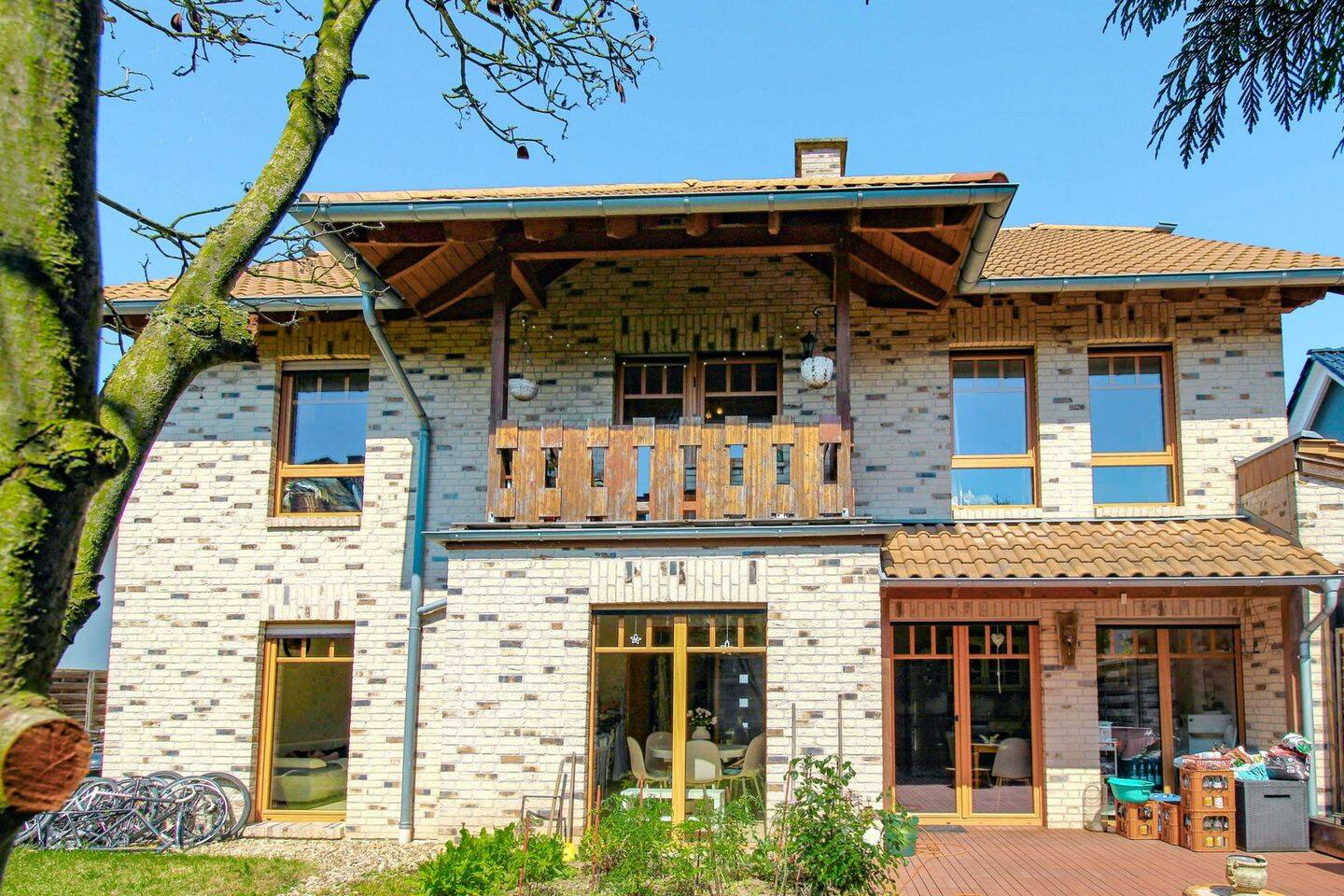 Top gepflegtes frei stehendes Mehrfamilienhaus in ruhiger und gepflegter Lage in Düren!