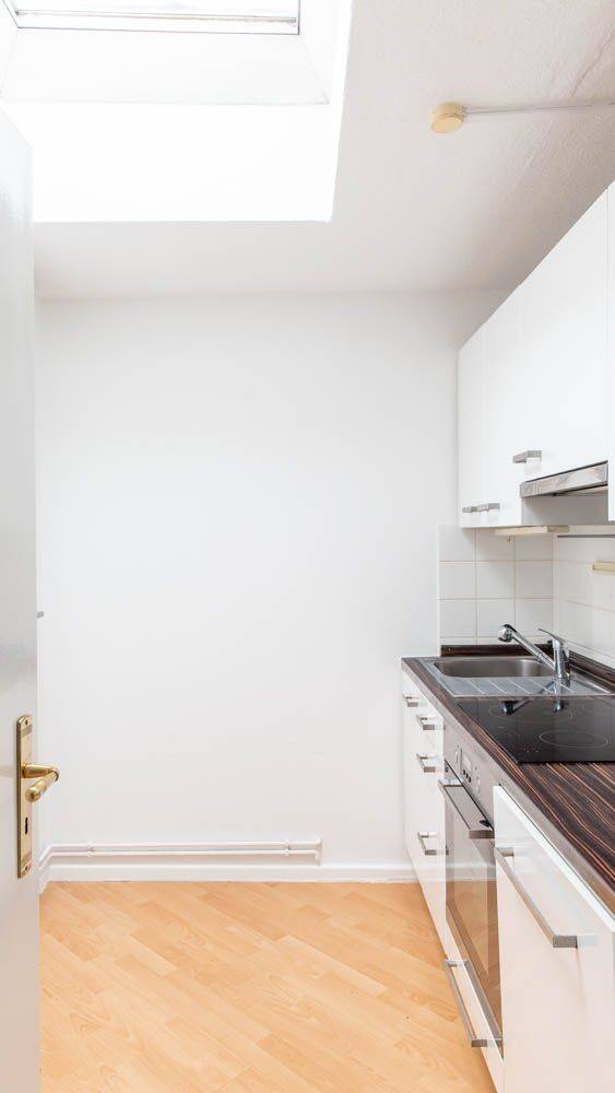 HOMESK - Sofort bezugsfreie 2-Zimmer-DG-Wohnung mit Süd-Wintergarten an der Kantstraße – Berlin – Vorschaubild 4