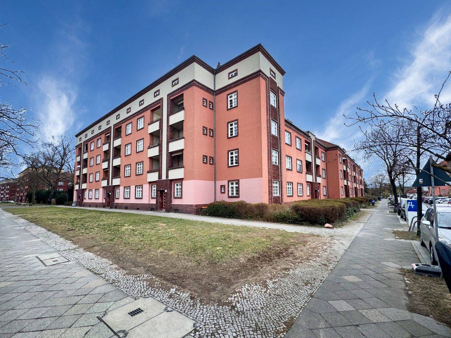 EIN ZUHAUSE MIT GESCHICHTE: 3-ZIMMER-WOHNGLÜCK MIT LOGGIA IN DER HISTOR. SIEDLUNG BIRKENWÄLDCHEN – Berlin – Vorschaubild 3