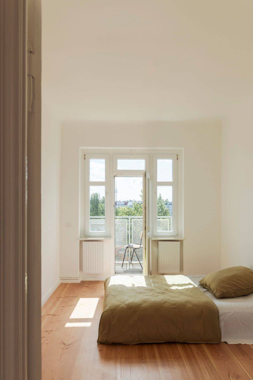 Stilvoll sanierte Altbauwohnung mit Südbalkon und Blick über die Stadt – Berlin – Vorschaubild 7