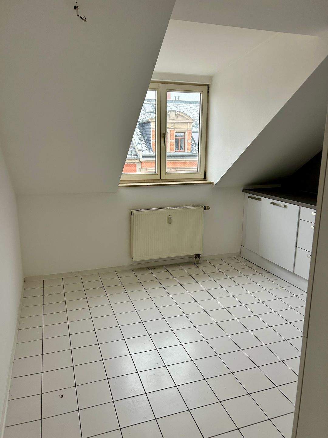 +++HELLE DG-WOHNUNG MIT MODERNER EBK IM ZENTRUM+++ – Chemnitz – Vorschaubild 4
