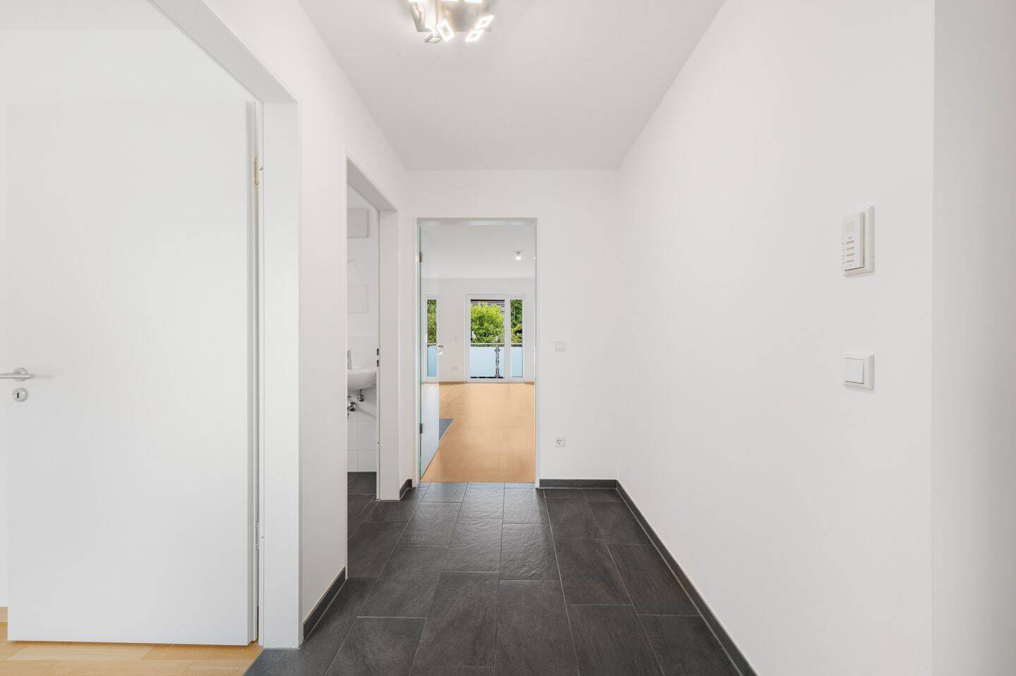Ruhig gelegene, gepflegte 2-Zimmer-Wohnung mit Südwestbalkon und Lift – München – Vorschaubild 8