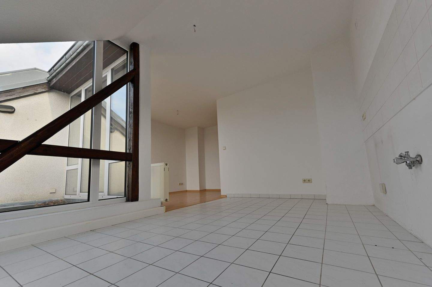 Besondere Dachgeschosswohnung in Chemnitz mit Balkon und toller, heller Küche zu vermieten – Chemnitz – Vorschaubild 2