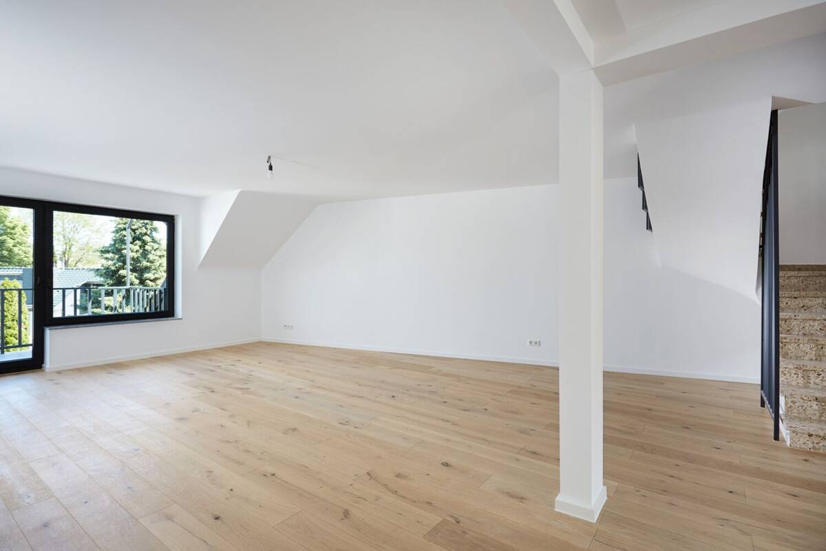 Licht, Raum & Wohnkomfort: Maisonette-Feeling mit großem Balkon – 40593 Düsseldorf – Bild 1 von 9