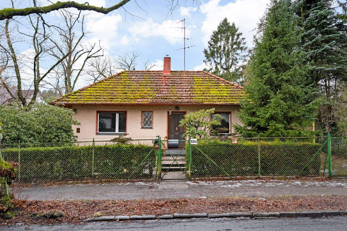 Bungalow im beliebten Hermsdorf mit Einliegerwohnung und Entwicklungspotenzial