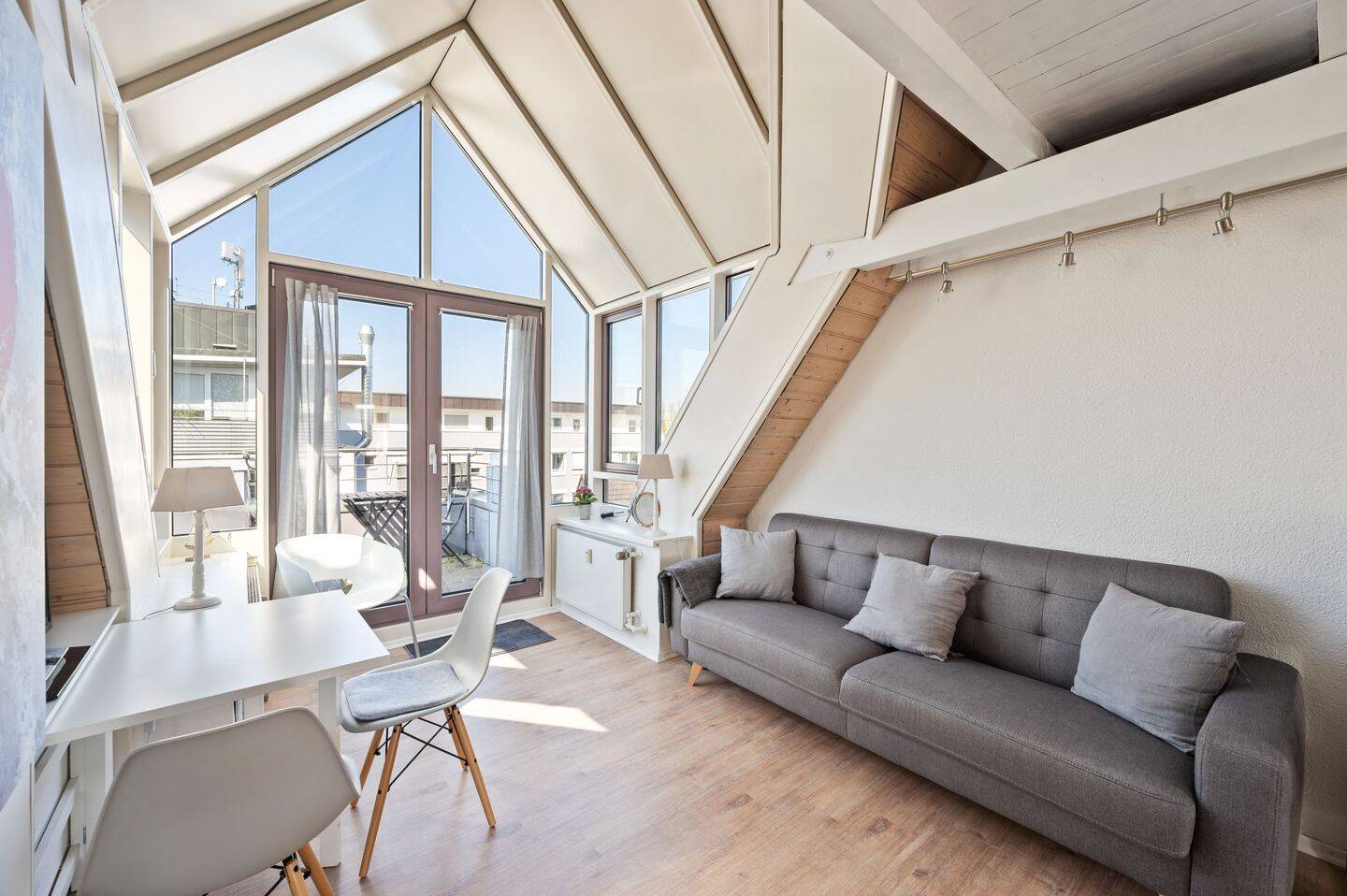 Exklusive 1,5-Zimmer-Dachgeschosswohnung mit Empore, Tiefgaragenstellplatz & Vollmöblierung in Top-Lage von Heilbronn – Heilbronn – Vorschaubild 2