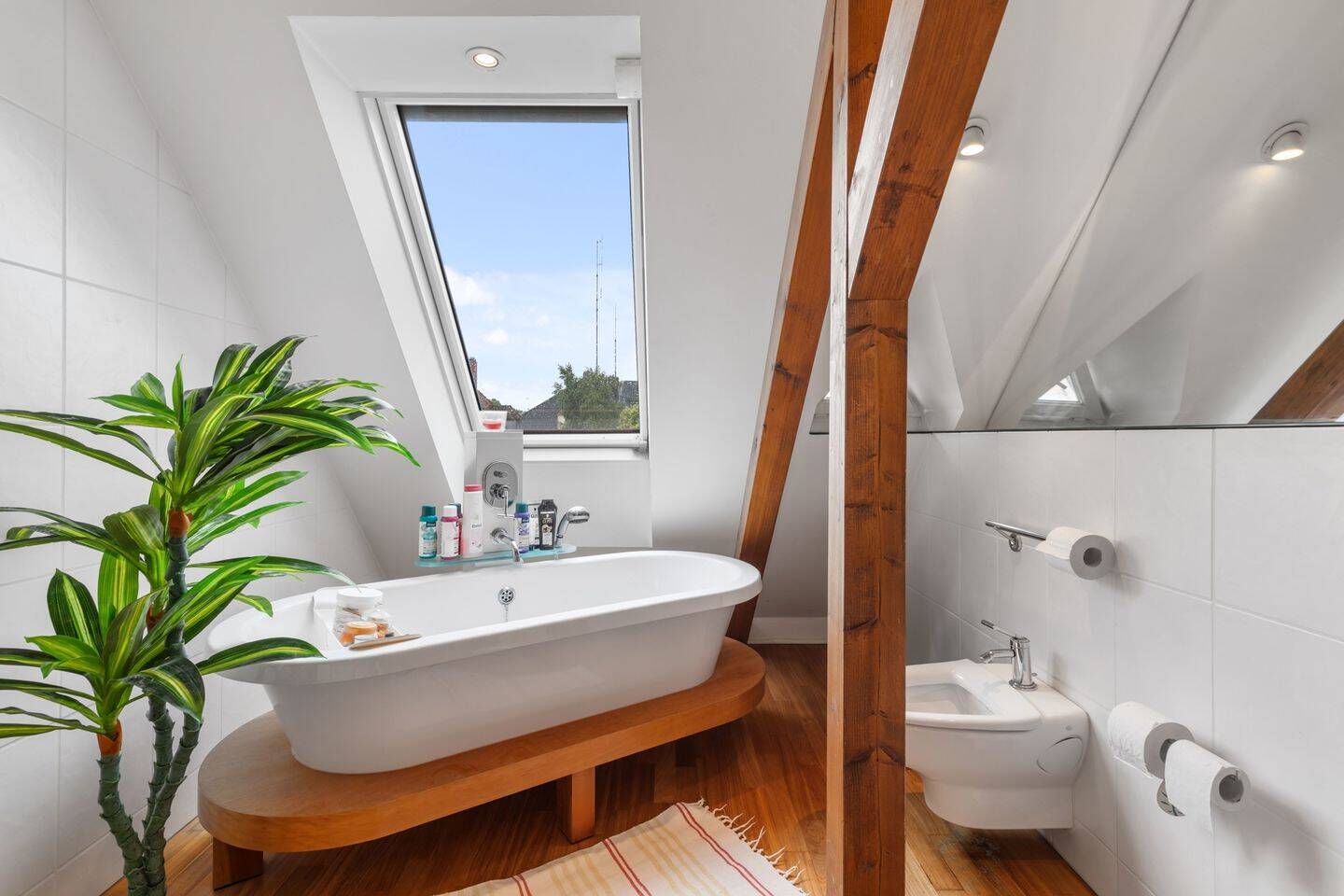 Sofort bezugsfrei! 4-Zi.-DG-Maisonette-Wohnung mit sonnigem Flair in bevorzugter Wohnlage – Karlsruhe – Vorschaubild 6