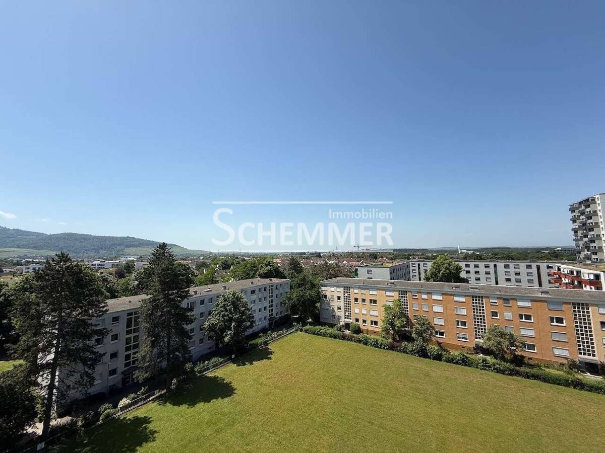 Freiburg-Weingarten ++ Ganz oben wohnen mit Ausblick (7. OG) inkl. TG-Box und EBK – 79114 Freiburg im Breisgau – Bild 1 von 9
