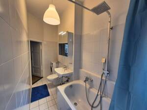 Bezugsfreie lichtdurchflutete 2-Zimmer-Wohnung (leicht in 3-Zimmer zu erweitern) mit hohen Stuckdecken – 10247 Berlin – Vorschaubild 9