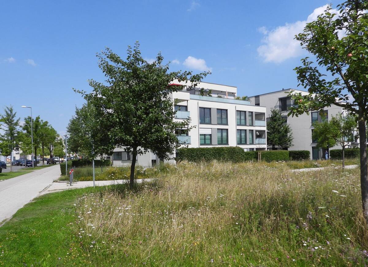"ZUKUNFTSSICHERE GARTENWOHNUNG MIT 83 m² WOHN-/NUTZFLÄCHE" – 81825 München – Bild 1 von 9