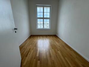 Preisgünstige, individuelle 4-Zimmer-Dachgeschosswohnung mit EBK, Balkon und Dachterrasse mit Aussicht – 4103 Leipzig – Vorschaubild 9
