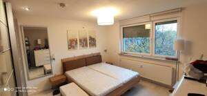 Kernsanierte 3-Zimmer-Wohnung mit zwei Balkonen und malerischem Taunusblick.