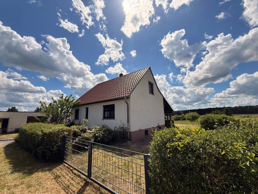 Kleines Einfamilienhaus in ruhiger Dorflage mit Nebengebäuden, Garagen und herrlichem Weitblick – Schönewalde – Vorschaubild 2