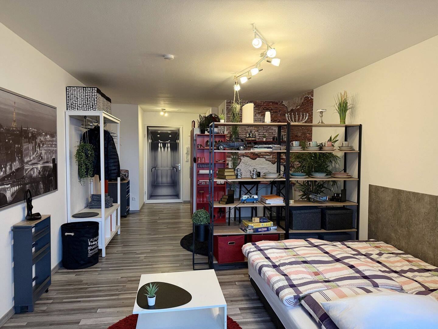 "Kuscheliges Nest" Gemütliches 1-Zimmer-Appartement mit freiem Blick und großer verglaster Ostloggia in München - Oly... – München – Vorschaubild 3