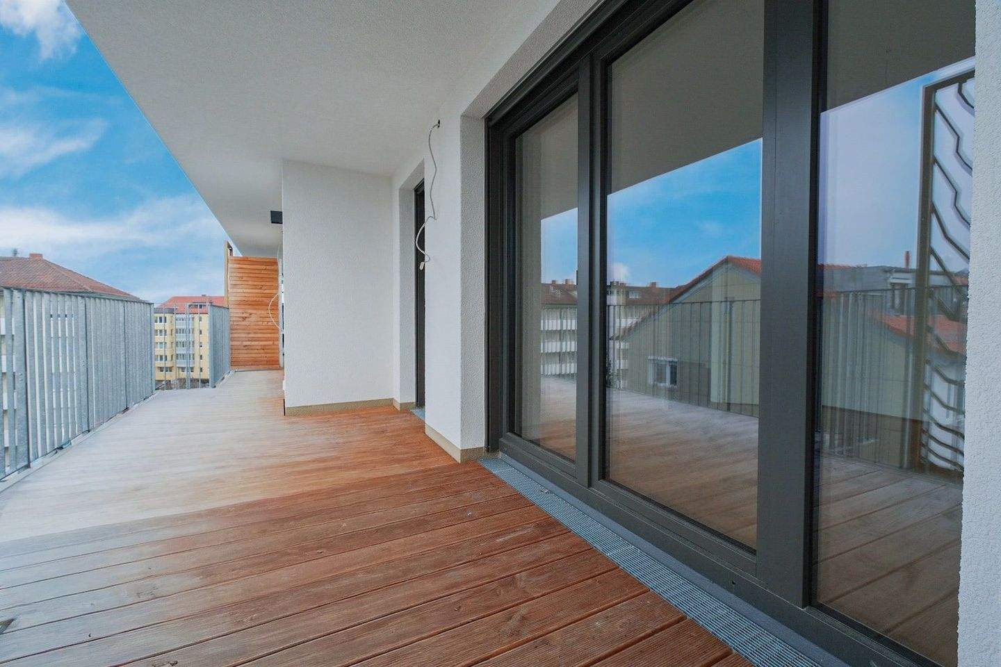 Wohnen am Park: Exklusive 3-Zimmer-Neubau-Wohnung !!Erstbezug!! mit eigenem Tiefgaragenstellplatz und E-Ladestation – Nürnberg – Vorschaubild 2