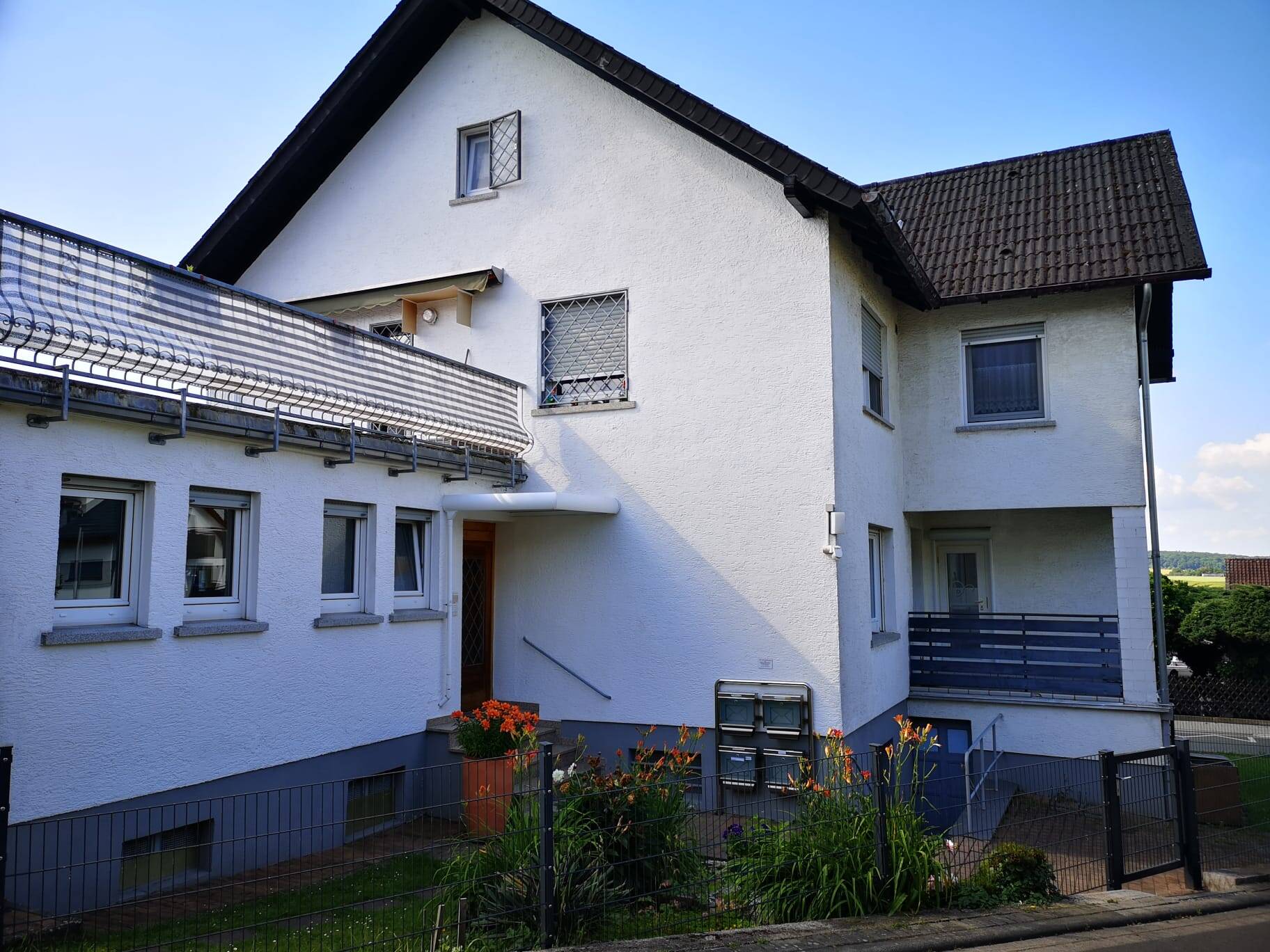 **Freistehendes Zweifamilienhaus mit zwei Apartments (4 WE) in Feldrandlage**Zwei Wohnungen frei**ÖLHEIZUNG**PROVISIONSFREI – Schöneck – Bild 1 von 9