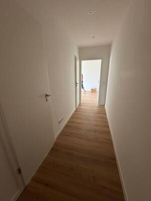 Helle 2-Raumwohnung mit Einbauküche, modernem Bad zu vermieten – 1237 Dresden – Vorschaubild 3