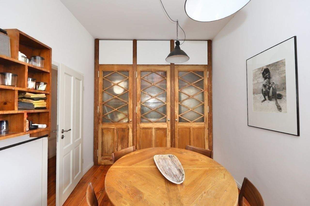 STILVOLL AUSGESTATTET - ALTBAUCHARME MIT HOHEN DECKEN, STUCK & SCHÖNEN HOLZDIELEN - MIT BALKON – Berlin – Vorschaubild 7