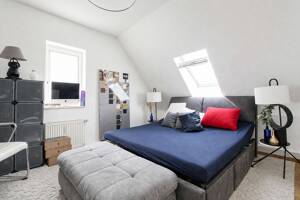 Lichtdurchflutete Dachgeschosswohnung mit Altbaucharme in zentraler Wiesbadener Lage – 65185 Wiesbaden – Vorschaubild 4