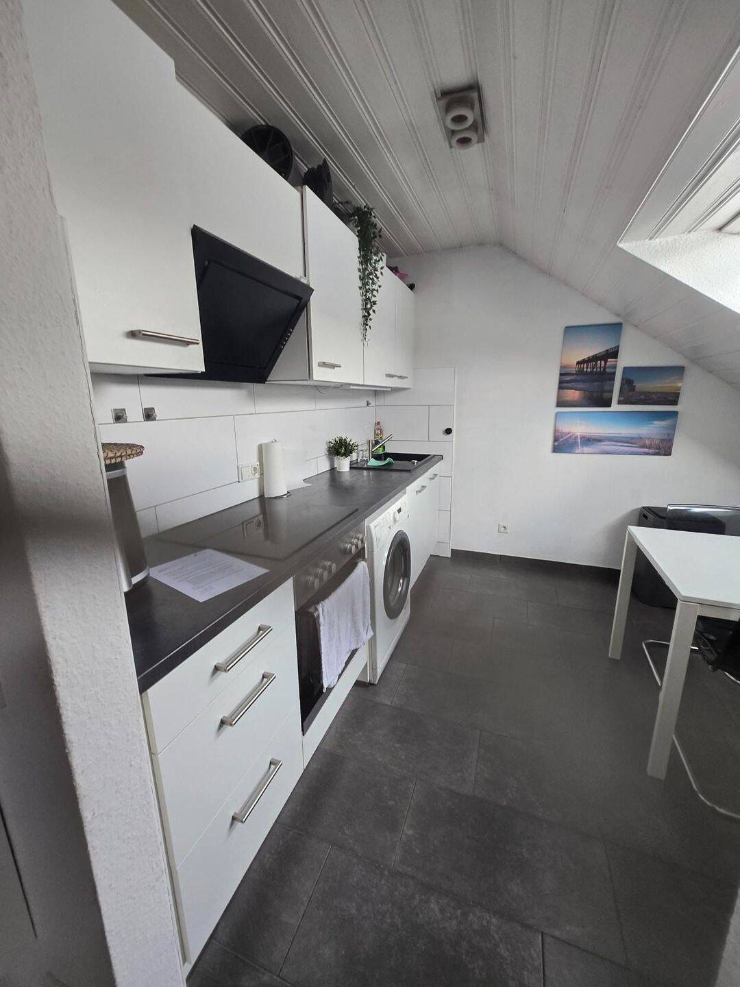 Möblierte DG-Wohnung in zentraler Lage - Düsseldorf – Düsseldorf – Vorschaubild 3
