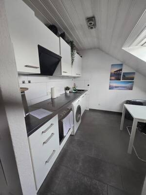**Befristet auf 1 Jahr** Möblierte DG-Wohnung in zentraler Lage - Düsseldorf – 40227 Düsseldorf – Vorschaubild 3