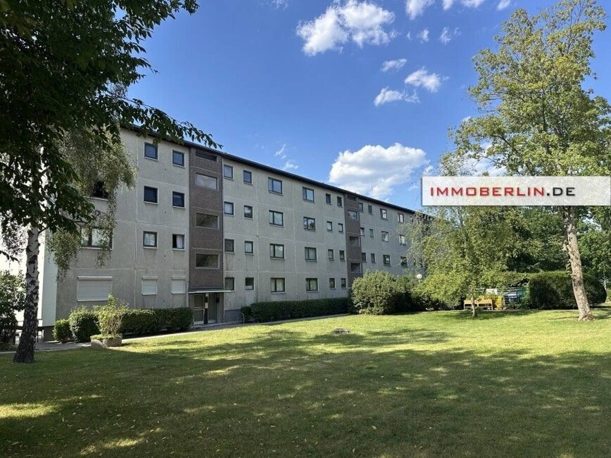 IMMOBERLIN.DE - Wohlfühllage! Sehr behagliche Wohnung mit ruhiger Loggia – 13593 Berlin – Bild 1 von 9
