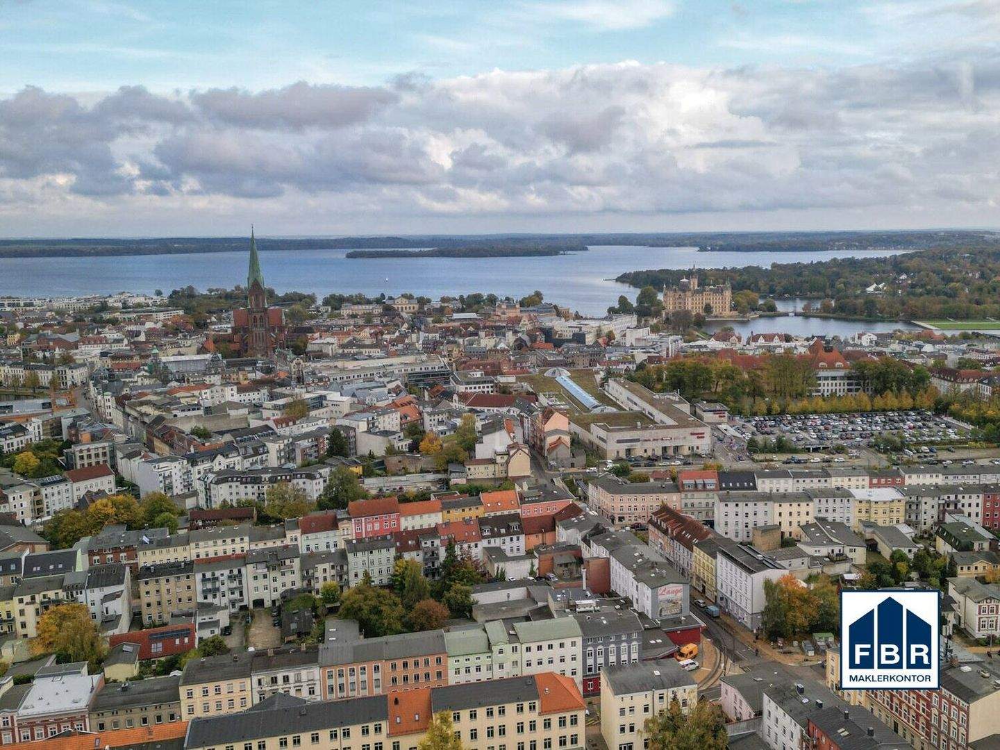 Sanierte Dachgeschosswohnung mit Weitblick im Herzen Schwerins – Schwerin – Bild 1 von 9