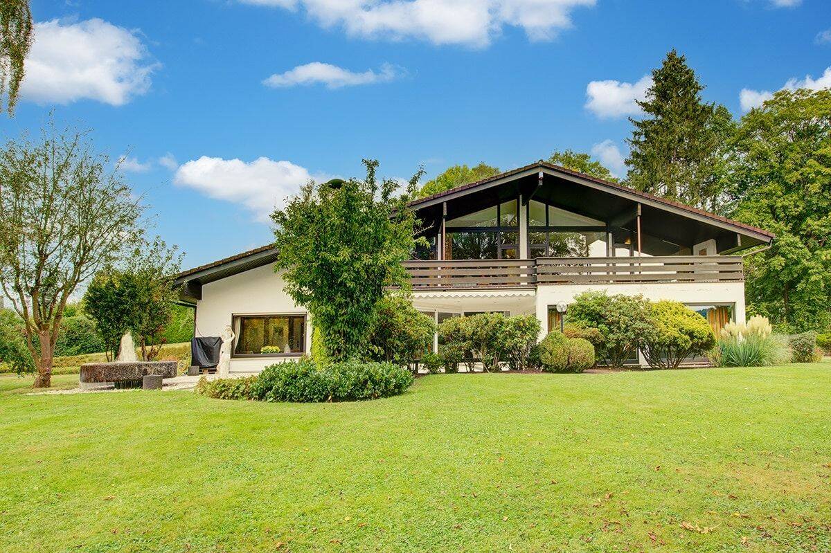 Anmutiges Villenanwesen im Bungalowstil mit parkähnlichem Grundstück inmitten der Stadt Altenkirchen – Altenkirchen (Westerwald) – Vorschaubild 2