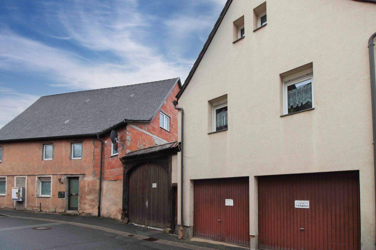Ihr neues Zuhause in Wilhermsdorf! Gepflegtes Einfamilienhaus mit großem Garten und 2 Garagen – Wilhermsdorf – Bild 1 von 9