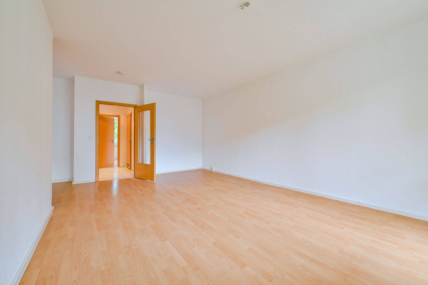 gepflegte 2 Raum Wohnung mit Einbauküche, Aufzug, Balkon und ruhiger Lage in Chemnitz + Stellplätze – Chemnitz – Vorschaubild 5