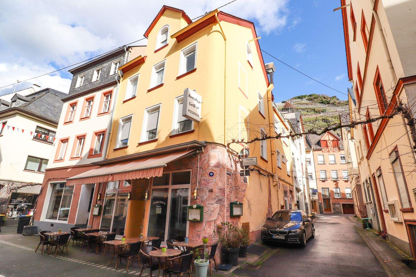 Attraktive Rendite mit bis zu 4 Wohnungen und sehr lukrativer Gastronomie in bester Lage von Zell – Zell (Mosel) – Bild 1 von 9