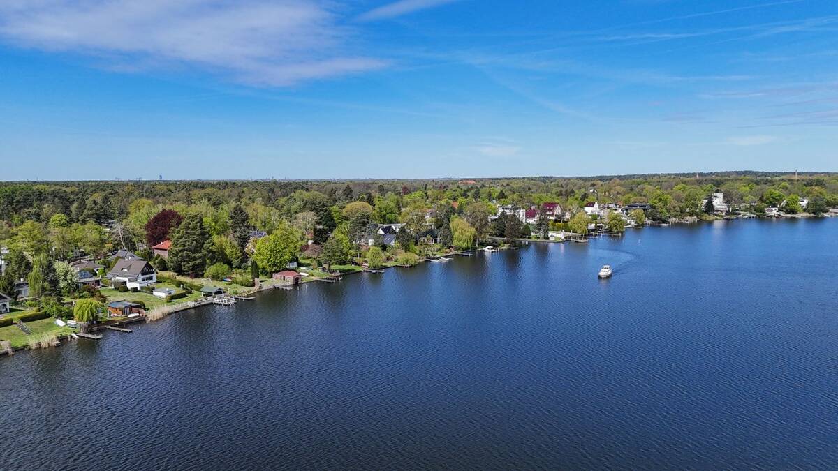 Elegante Wasserresidenz mit weitläufigem Grundstück am Dämeritzsee – 12589 Berlin – Bild 1 von 9