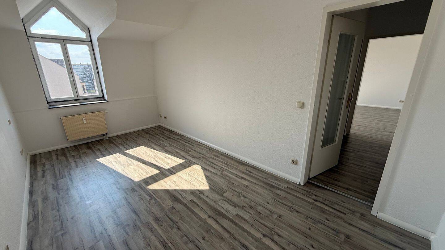 Alles NEU ab 15.9. DG + Aufzug + moderner Boden + Bad mit Wanne ! – Chemnitz – Vorschaubild 7