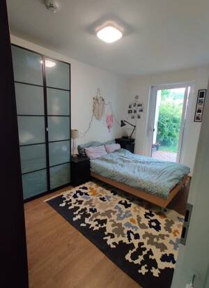 Lichtdurchflutete 2-Zimmer-EG-Wohnung mit überdachter Terrasse & 40m² Süd-Garten in Freimann Zwischenmiete – 80939 München – Vorschaubild 3