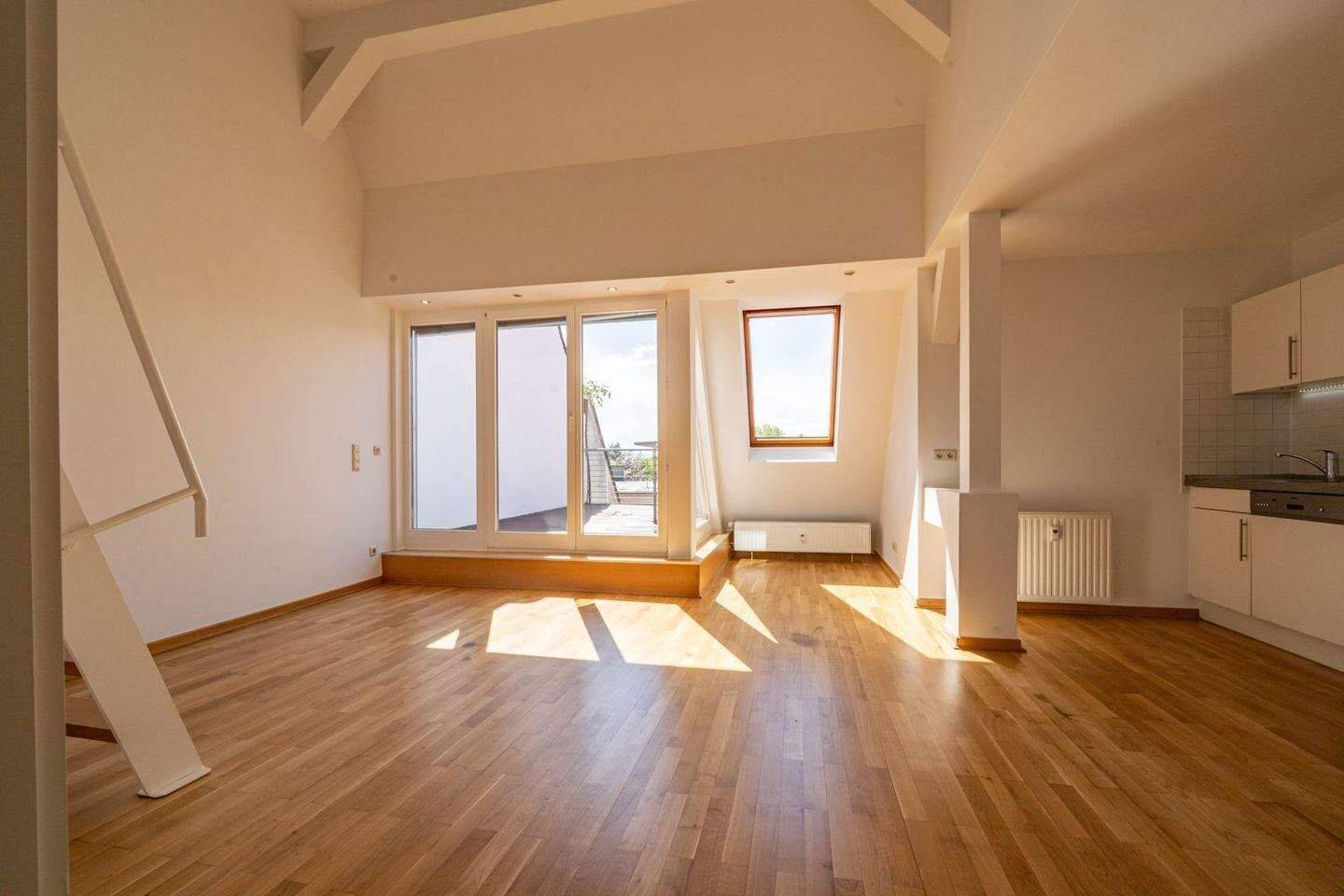 2-Zimmer im Dachgeschoß // Aufzug // SW-Dachterrasse – Berlin – Vorschaubild 3