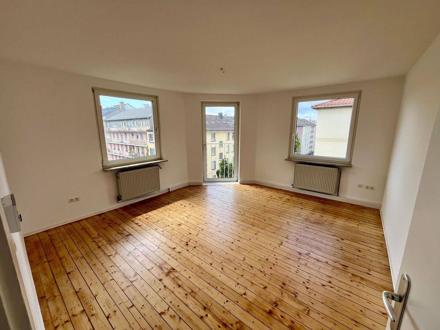 Frisch saniert: Stilvolle 3-Zimmer-Wohnung mit Balkon in zentraler Lage
