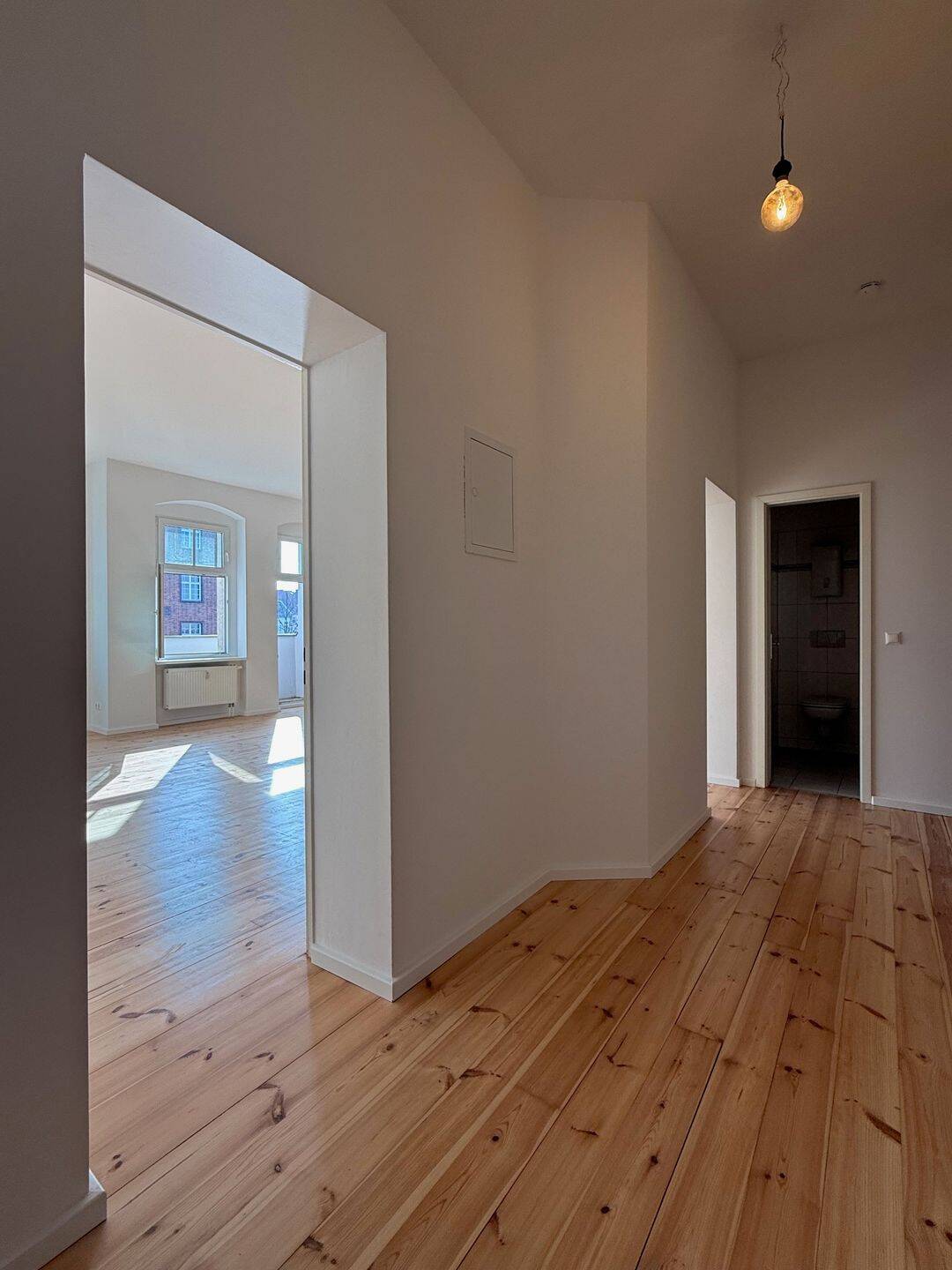 Bezugsfreie, große 3-Zimmer-Altbauwohnung mit Wohnküche, 2 Balkonen & Fahrstuhl - ideal für Familien – Berlin – Vorschaubild 5